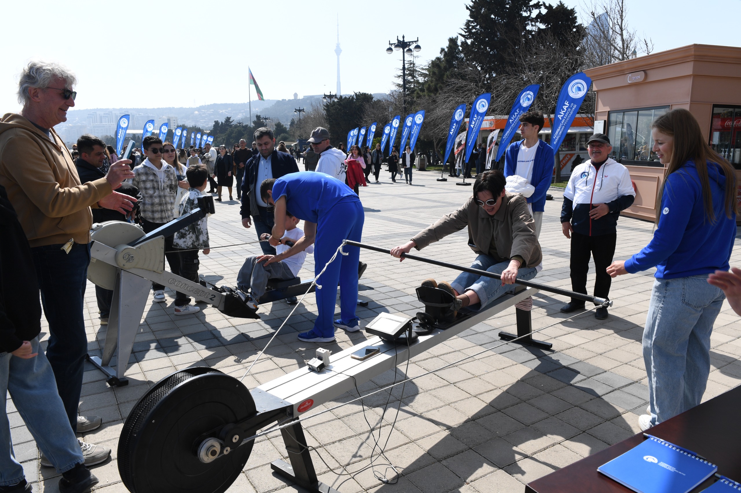 Bakıda Xəzərin suları avarçəkmə və yelkənli qayıqlarla bəzəndi (FOTO)